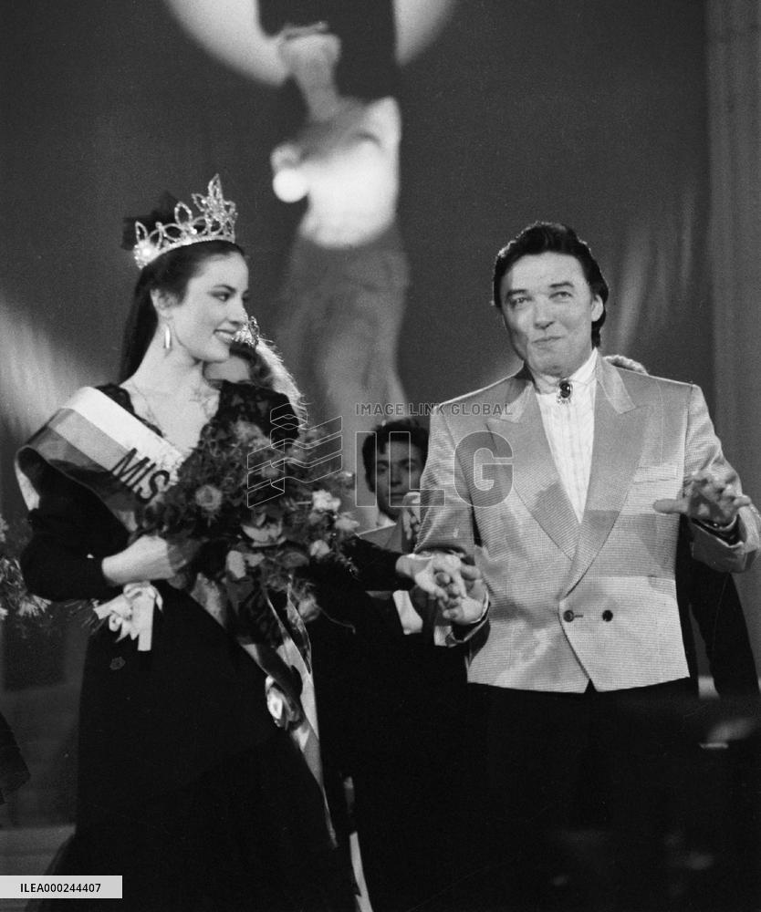 pop singer Karel Gott, Ivana Christova, Miss Czechoslovakia 1989