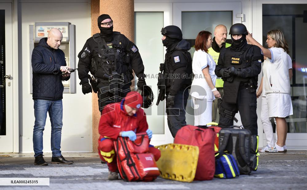 Shooting in the Ostrava hospital, policemen, paramedic