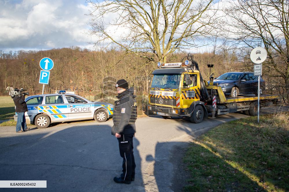 Shooting in the Ostrava hospital, shooter's car, towing service