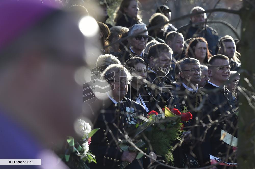 Memorial to 13 miners killed by methane blast unveiled