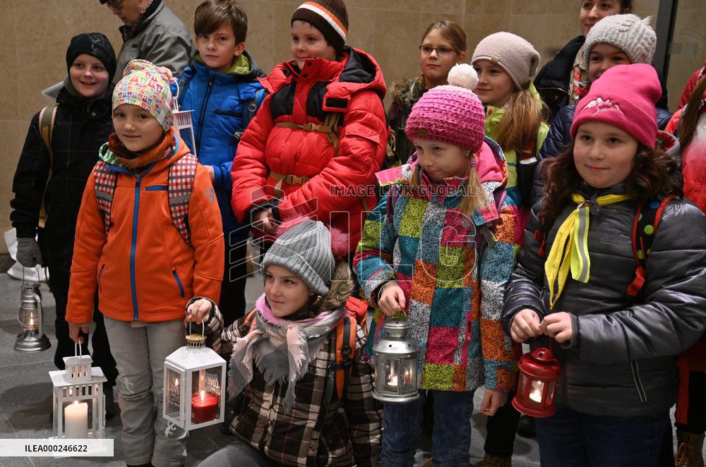 Bethlehem light, scouts