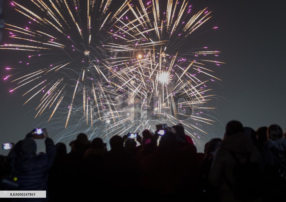Thousands watch New Year firework staged by Prague group