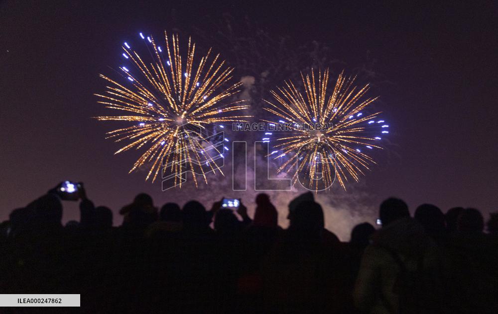 Thousands watch New Year firework staged by Prague group