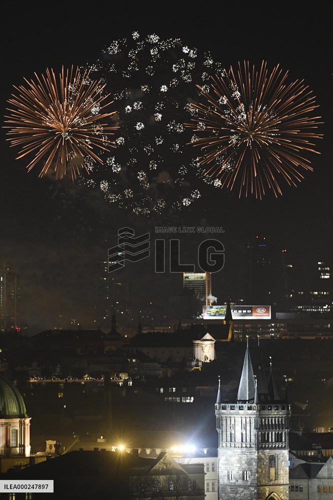 Thousands watch New Year firework staged by Prague group