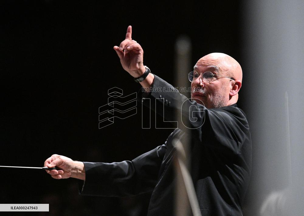 Dennis Russell Davies