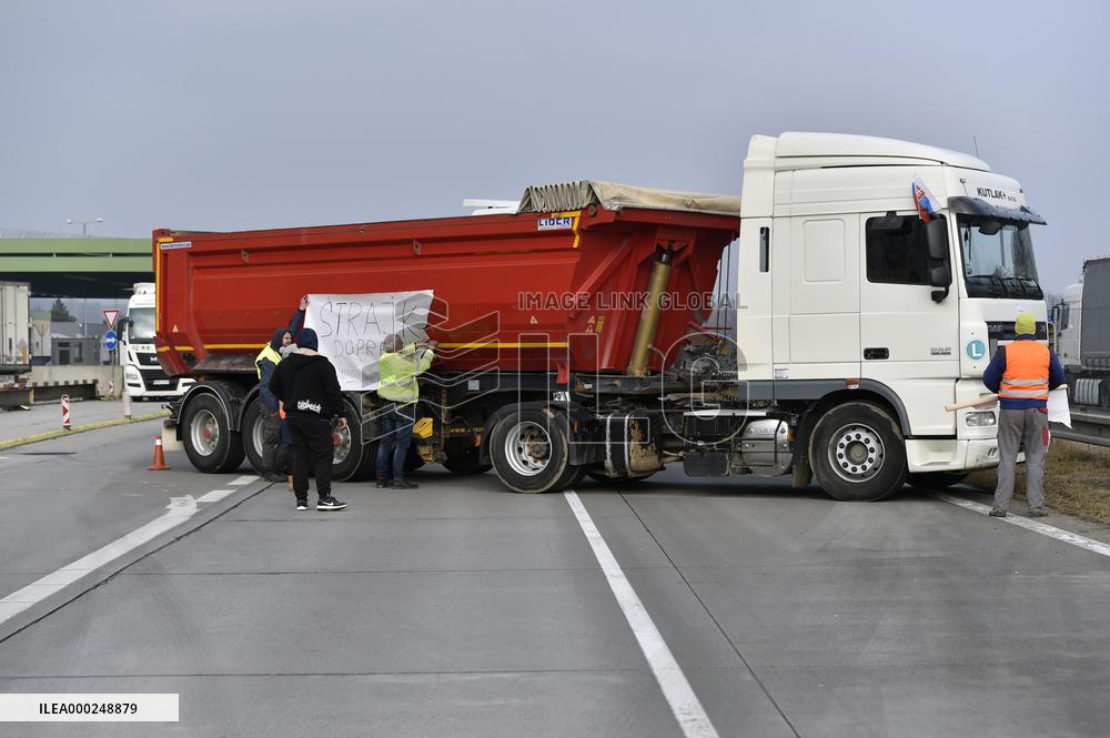 Slovak hauliers partially blocking border crossing with Czechia