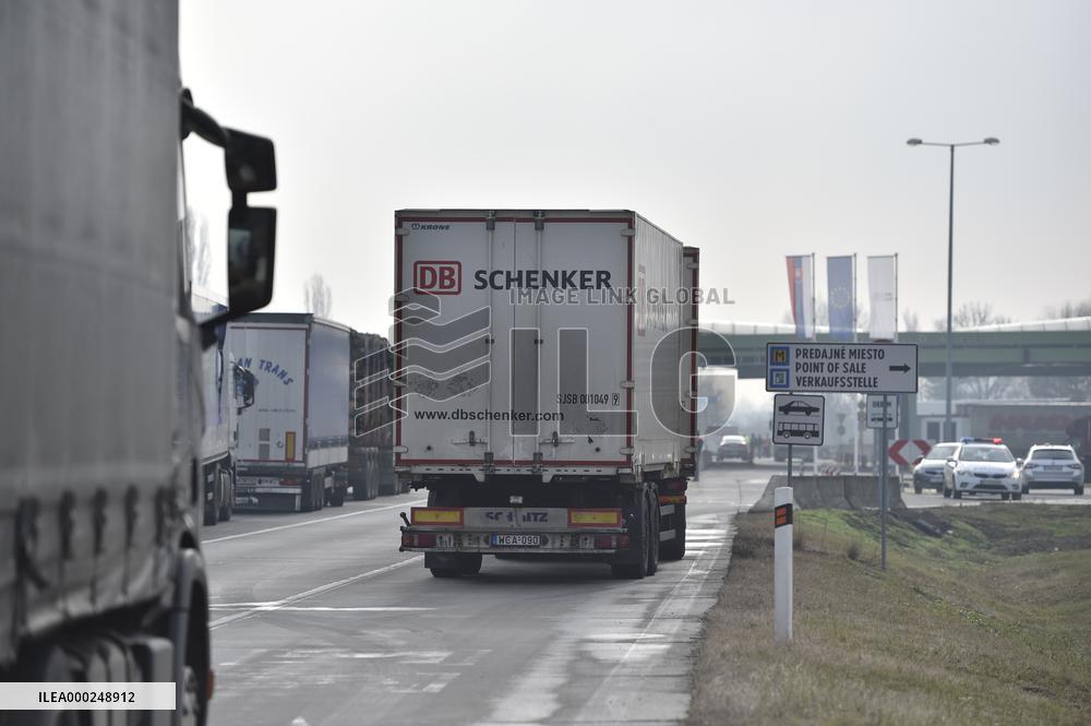 Slovak hauliers partially blocking border crossing with Czechia