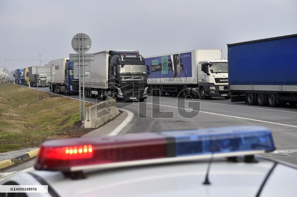 Slovak hauliers partially blocking border crossing with Czechia