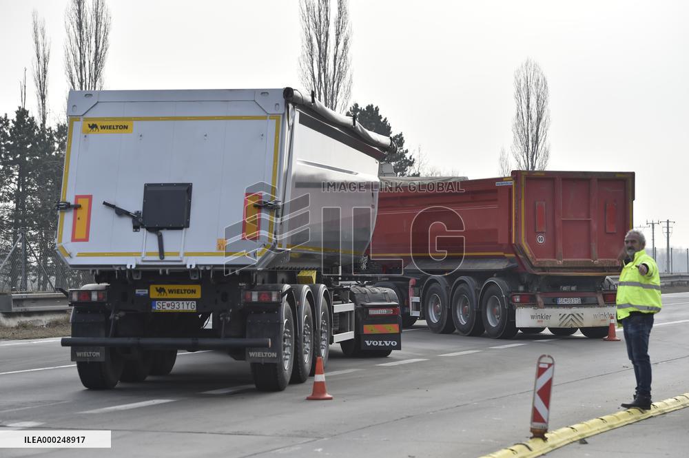 Slovak hauliers partially blocking border crossing with Czechia