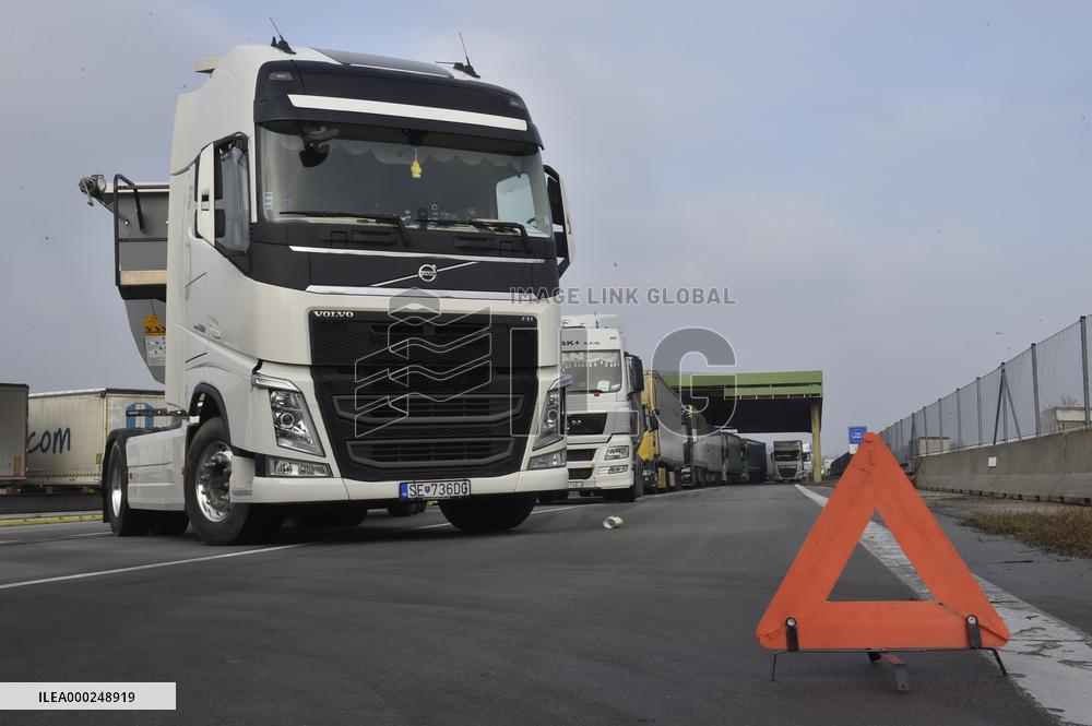 Slovak hauliers partially blocking border crossing with Czechia