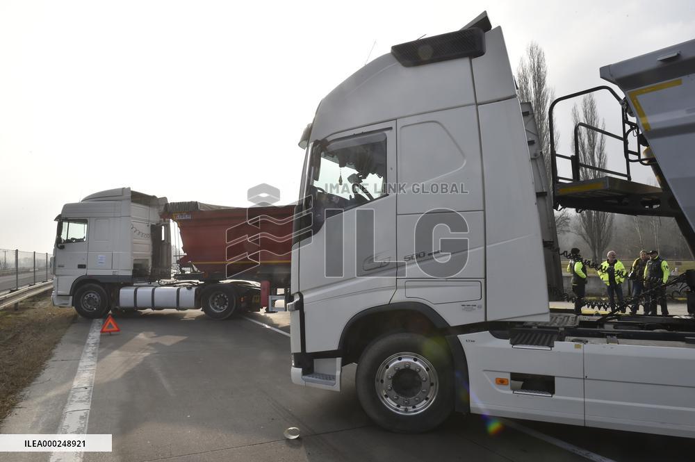 Slovak hauliers partially blocking border crossing with Czechia