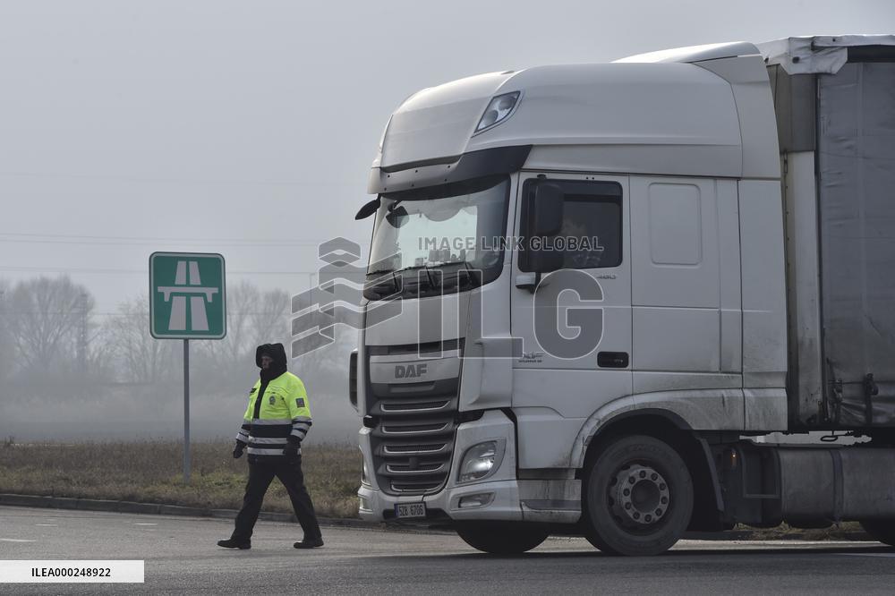 Slovak hauliers partially blocking border crossing with Czechia