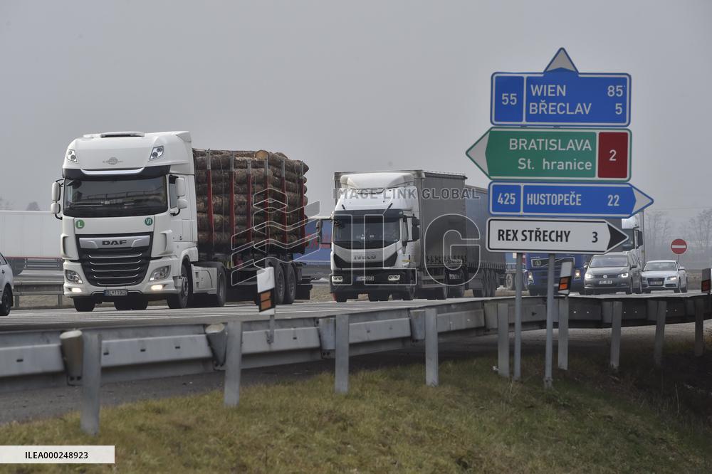 Slovak hauliers partially blocking border crossing with Czechia