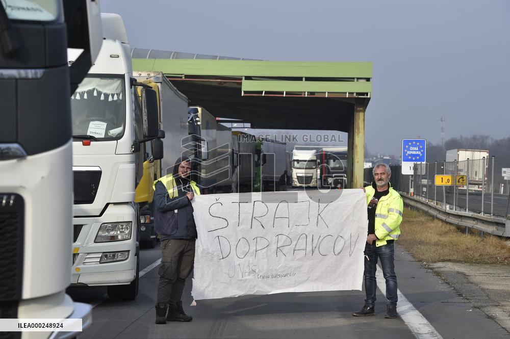 Slovak hauliers partially blocking border crossing with Czechia