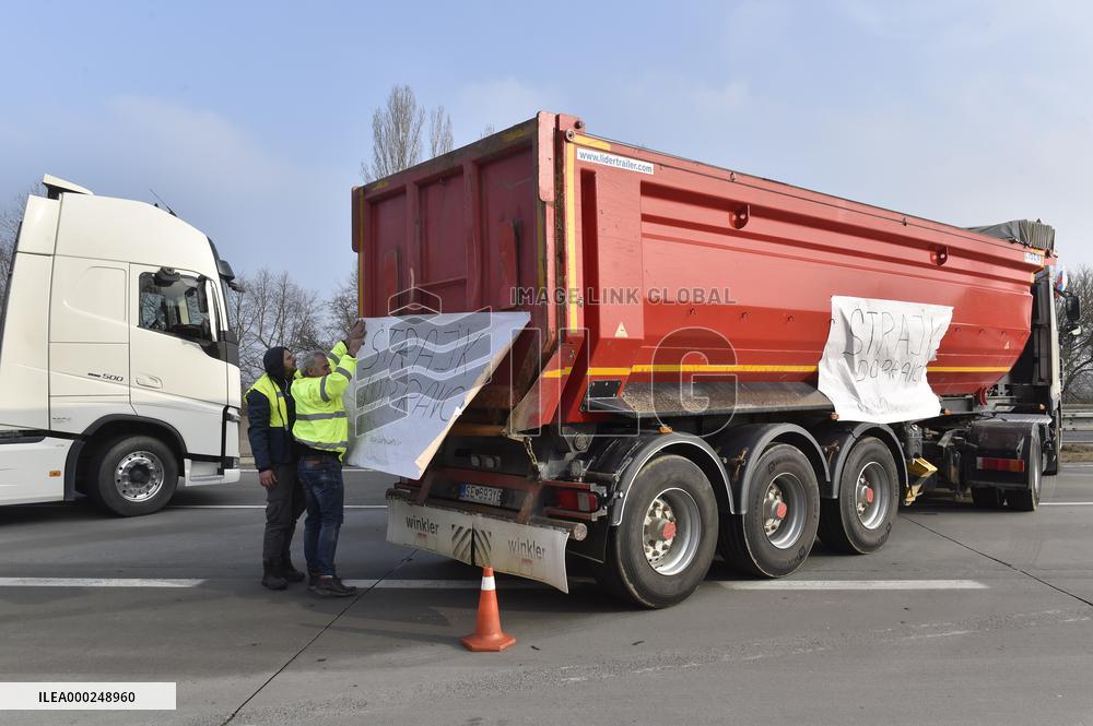 Slovak hauliers partially blocking border crossing with Czechia