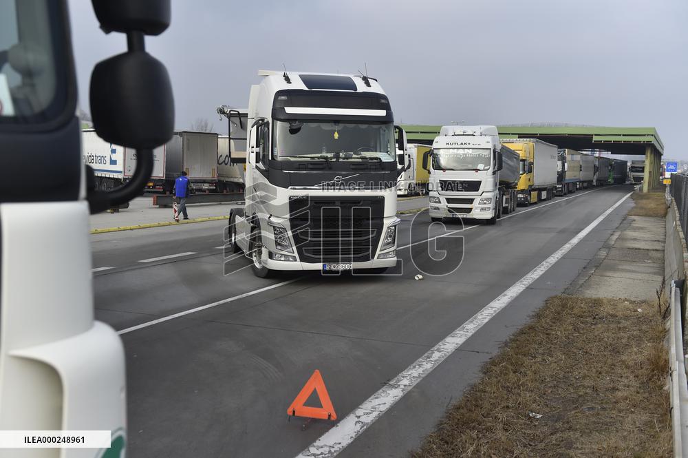 Slovak hauliers partially blocking border crossing with Czechia