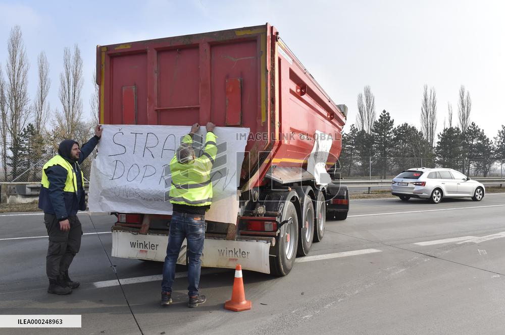 Slovak hauliers partially blocking border crossing with Czechia