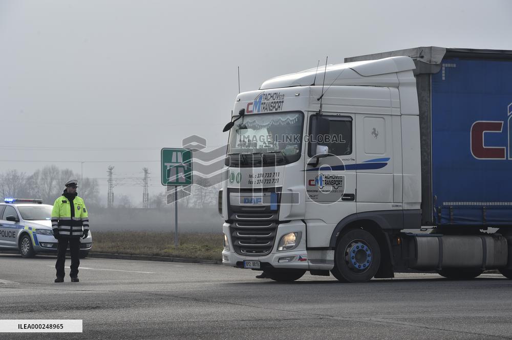 Slovak hauliers partially blocking border crossing with Czechia