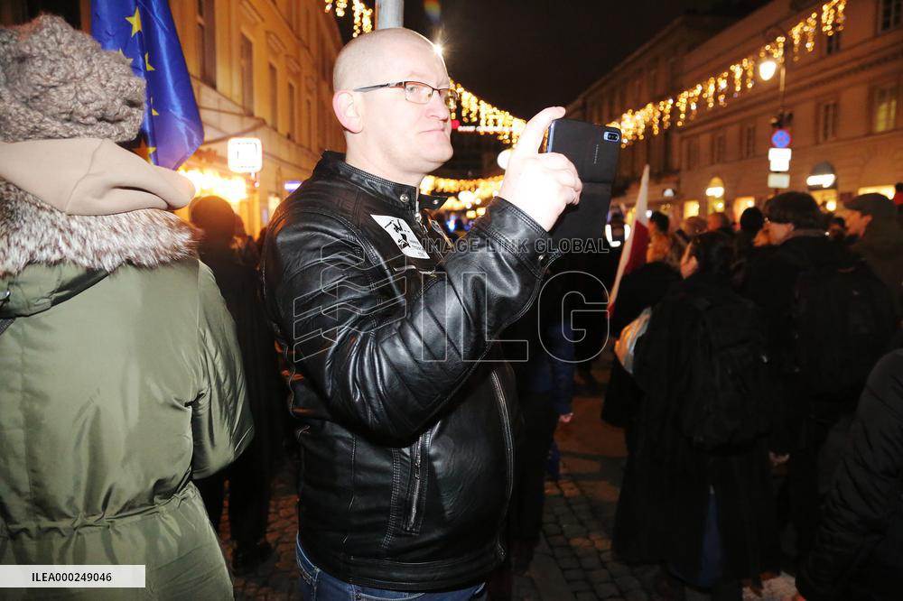 Thousand robes march in Warsaw