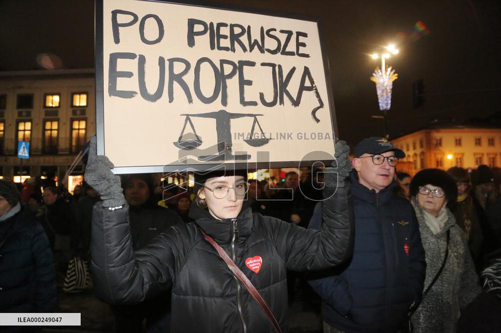 Thousand robes march in Warsaw