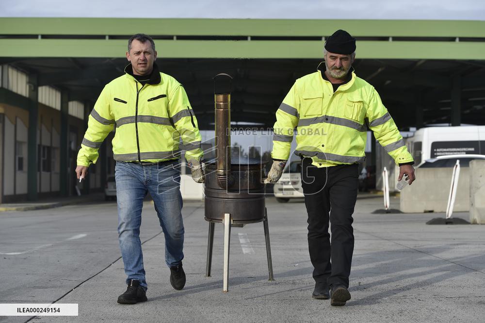 Slovak hauliers lift border crossing blockade