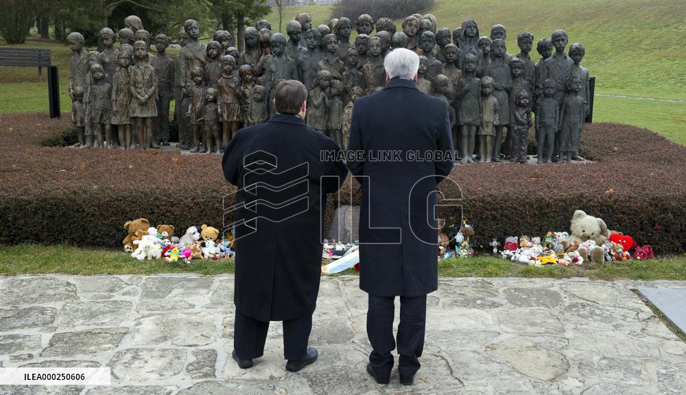 Horst Seehofer, Bernd Posselt, statue, politics, memorial, LIDICE