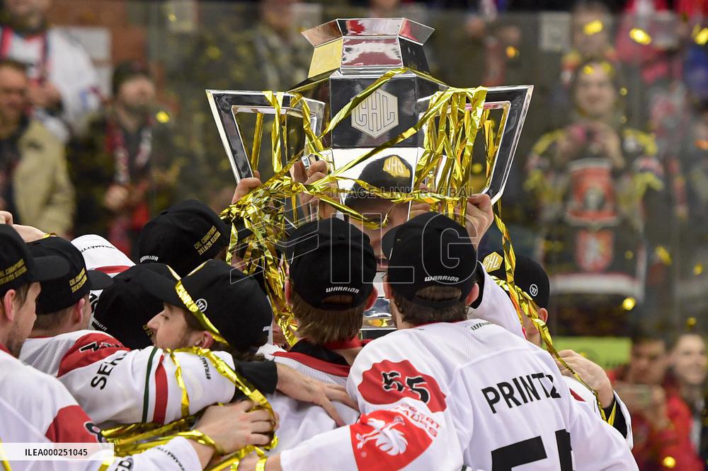The Swedish team Frolunda, winner, ice-hockey Champions League, hockey players
