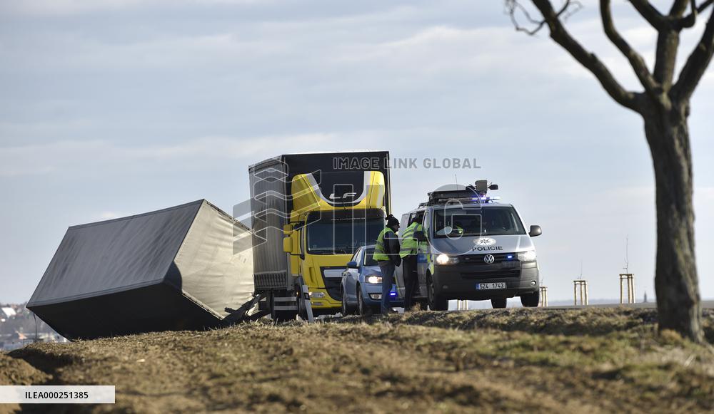 storm Ciara (Sabine), damage, truck, trailer, police