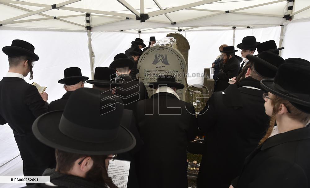 Rabbi Shabbatai ben Meir HaKohen, known as the  Shakh, Holesov, grave