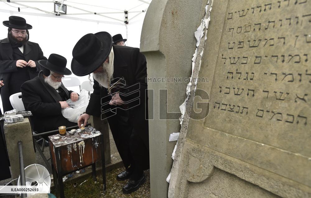 Rabbi Shabbatai ben Meir HaKohen, known as the  Shakh, Holesov, grave