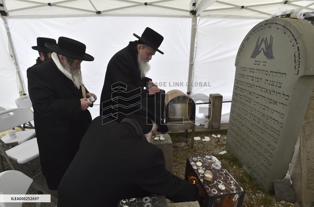 Rabbi Shabbatai ben Meir HaKohen, known as the  Shakh, Holesov, grave