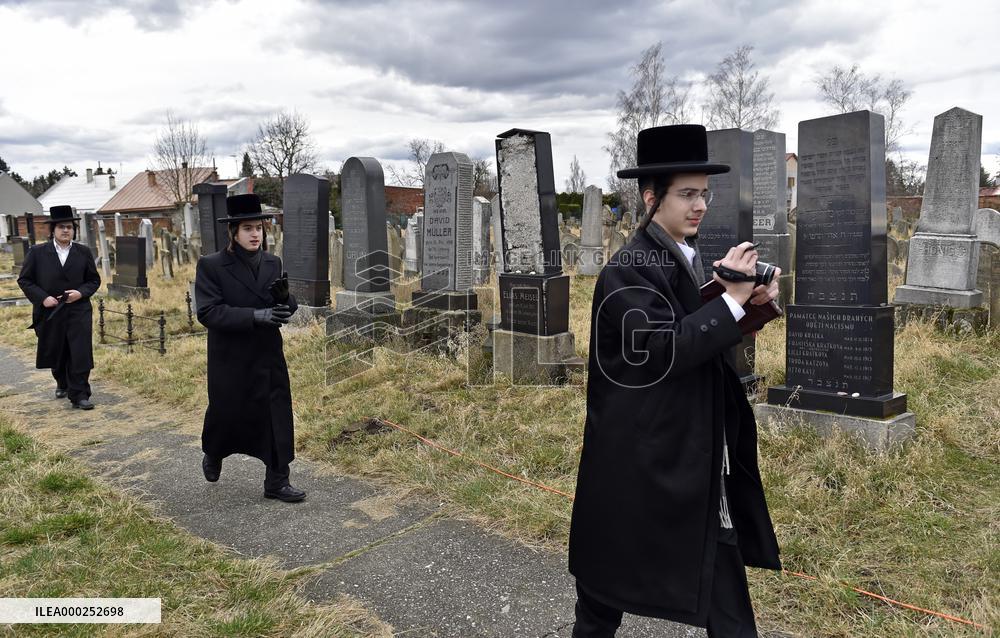 Rabbi Shabbatai ben Meir HaKohen, known as the  Shakh, Holesov, grave