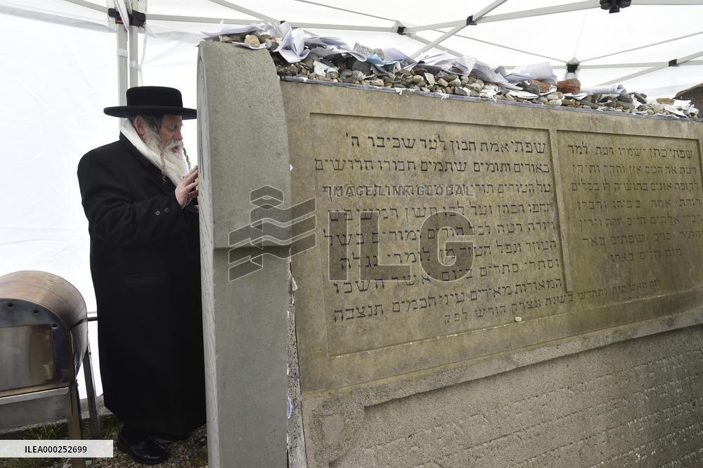 Rabbi Shabbatai ben Meir HaKohen, known as the  Shakh, Holesov, grave