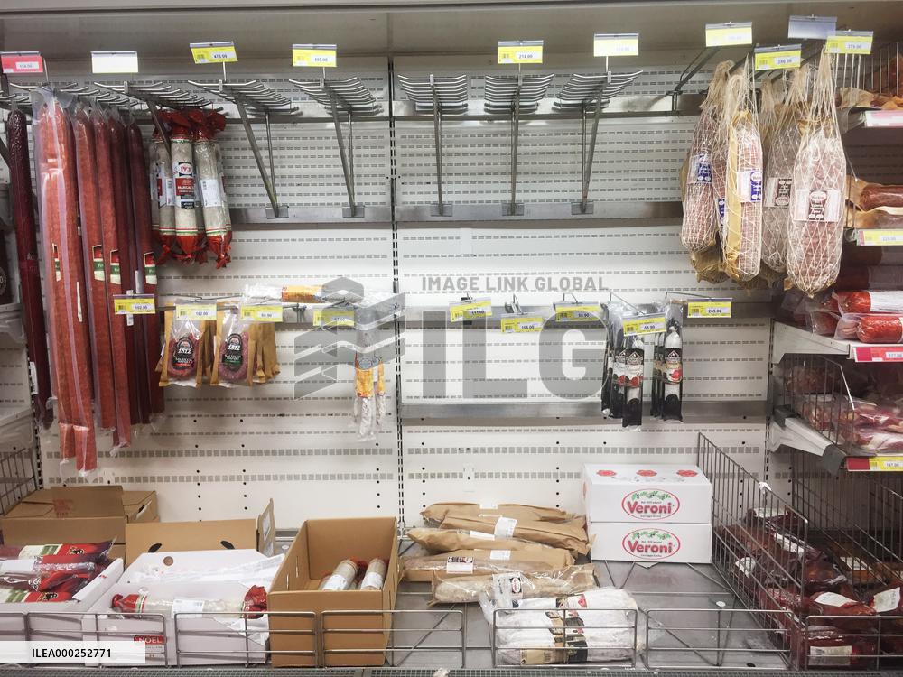 Makro, shop, half empty shelf, shelves