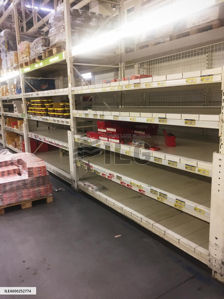 Makro, shop, half empty shelf, shelves