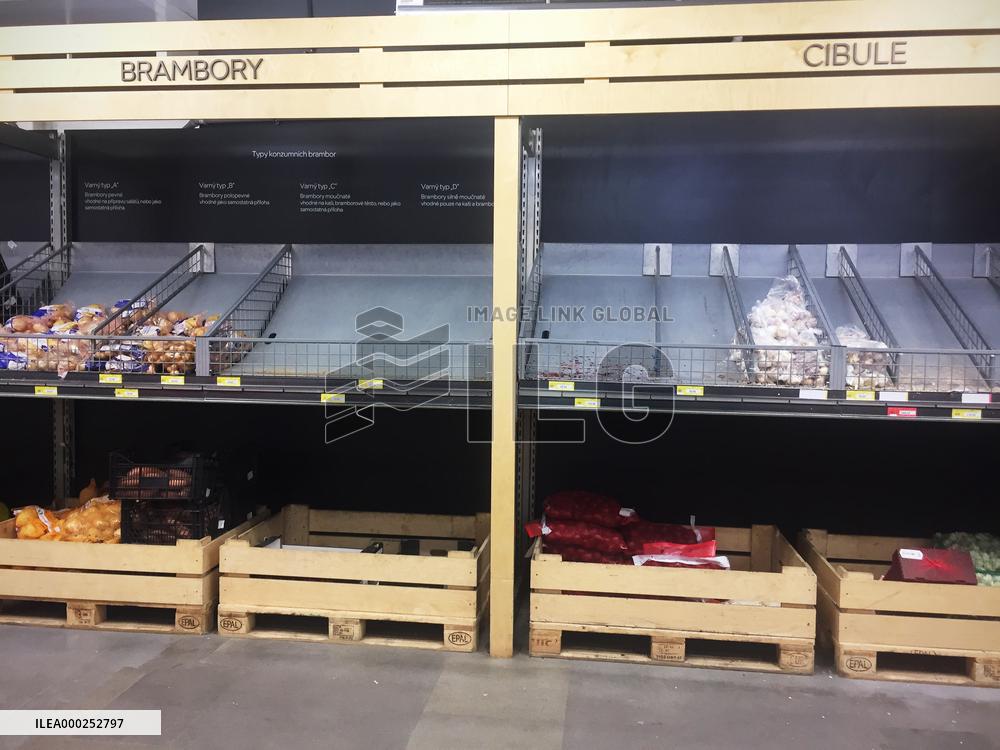 Makro, shop, half empty shelf, shelves