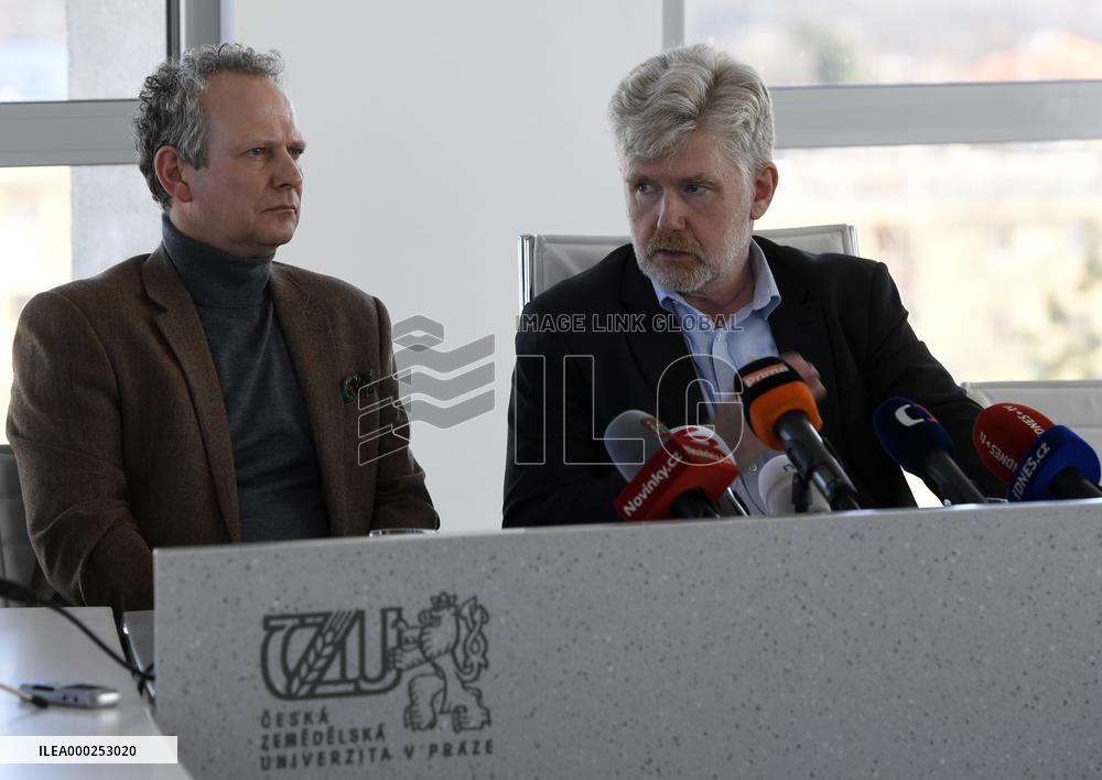 Petr Sklenicka, Pavel Lindovsky