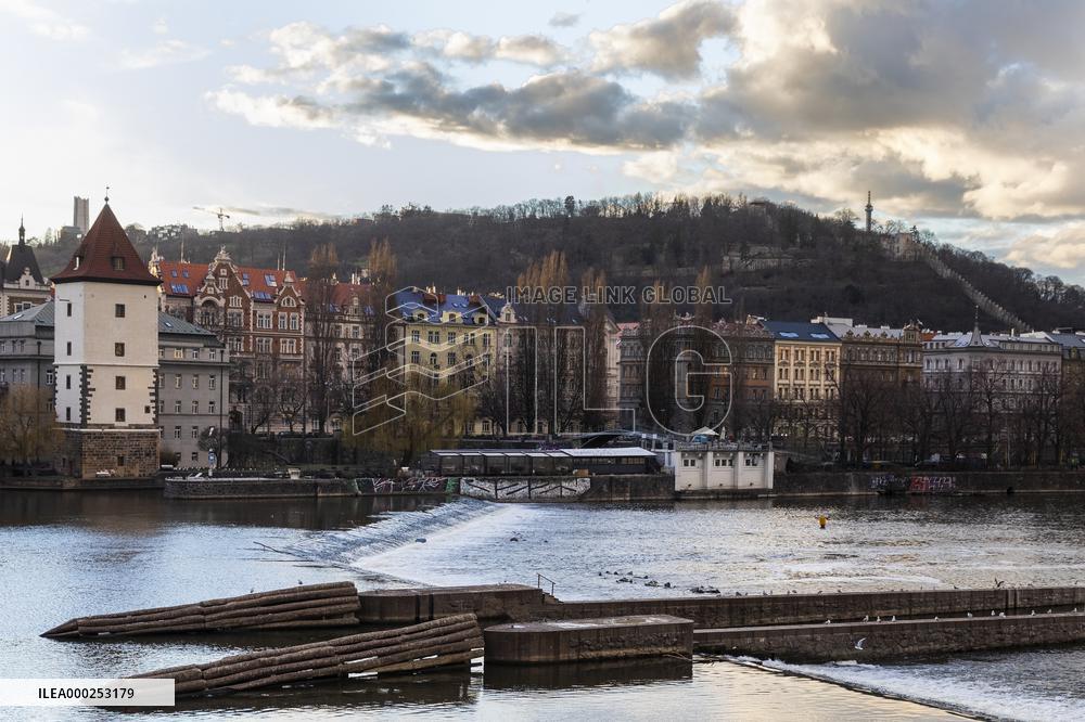 Malostranska vodarna, water, tower, waterworks, Detsky ostrov, restaurant, bridge, Prague, city, town, building, river Vltava, Prague Castle