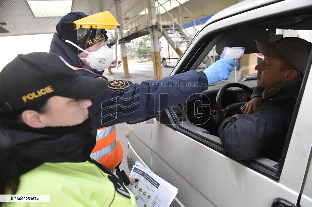 medical checks at the Mikulov-Drasenhofen border crossing