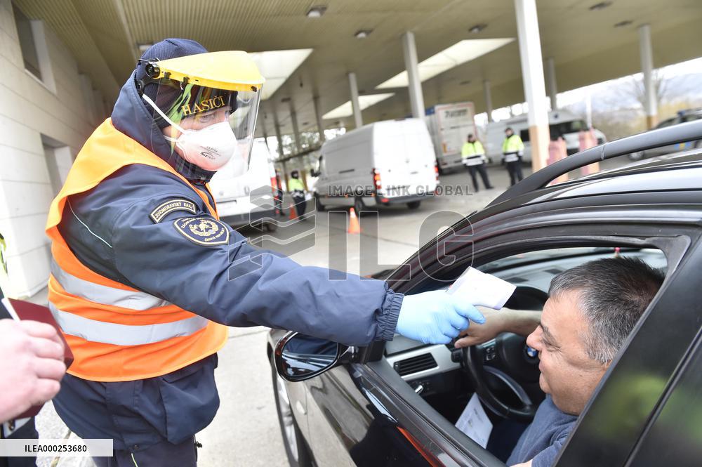 medical checks at the Mikulov-Drasenhofen border crossing