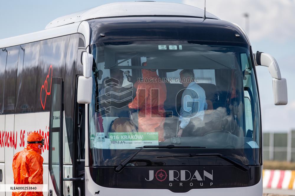 Border crossing Gorzycki, aid team, control, bus, car, highway