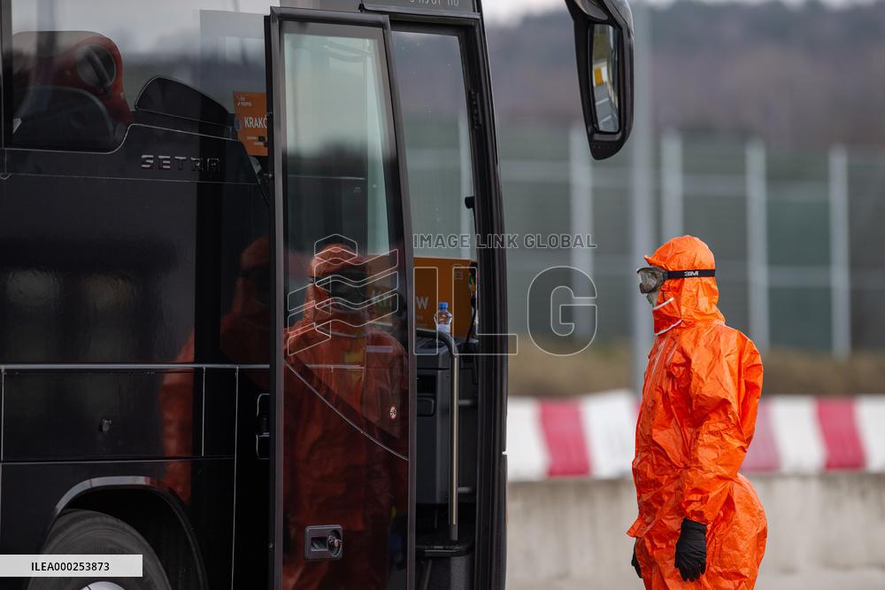 Border crossing Gorzycki, aid team, control, bus, car, highway