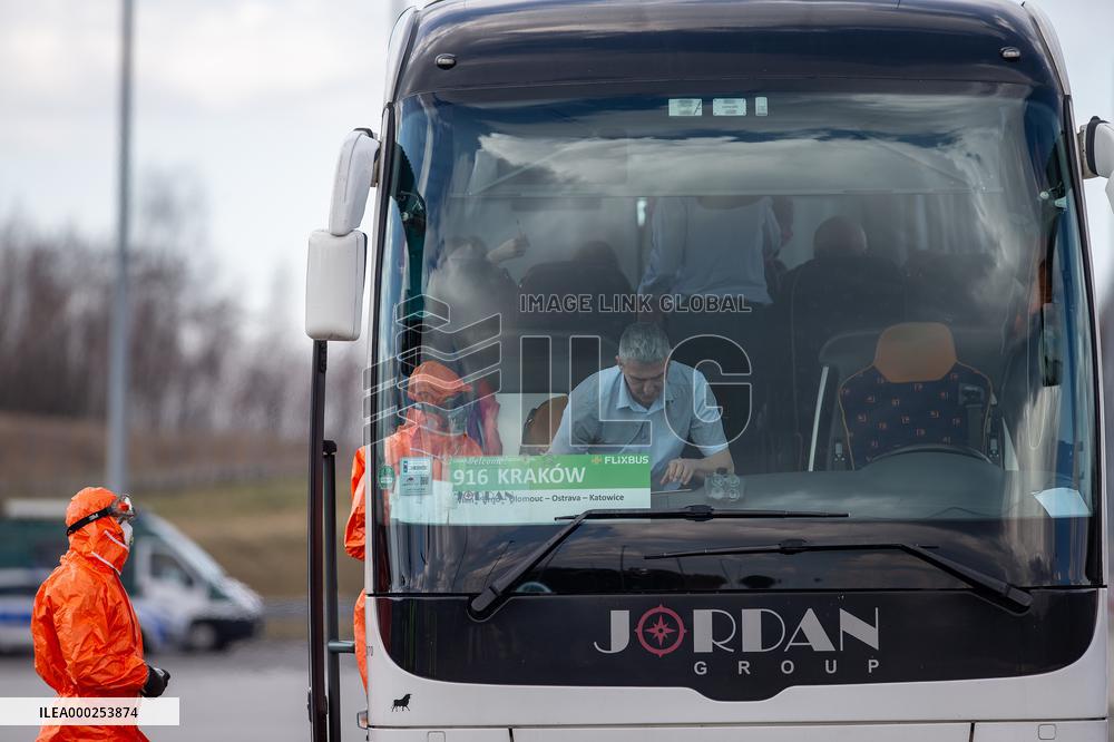 Border crossing Gorzycki, aid team, control, bus, car, highway