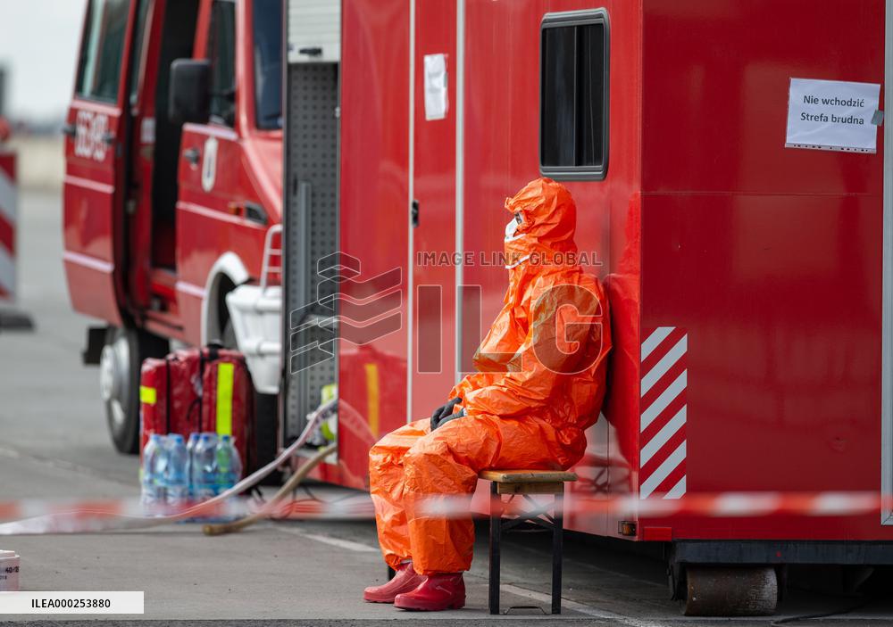 Border crossing Gorzycki, aid team, control, bus, car, highway