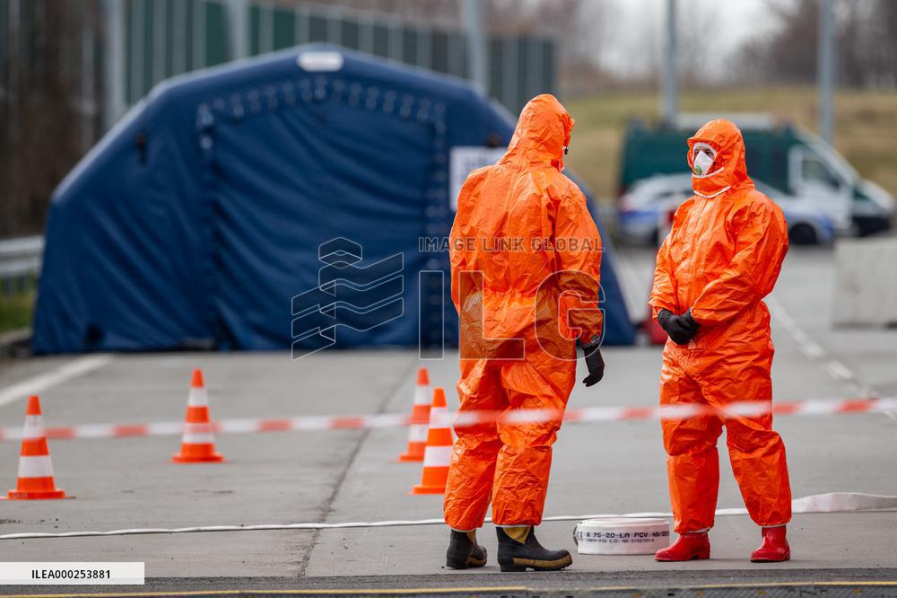 Border crossing Gorzycki, aid team, control, bus, car, highway