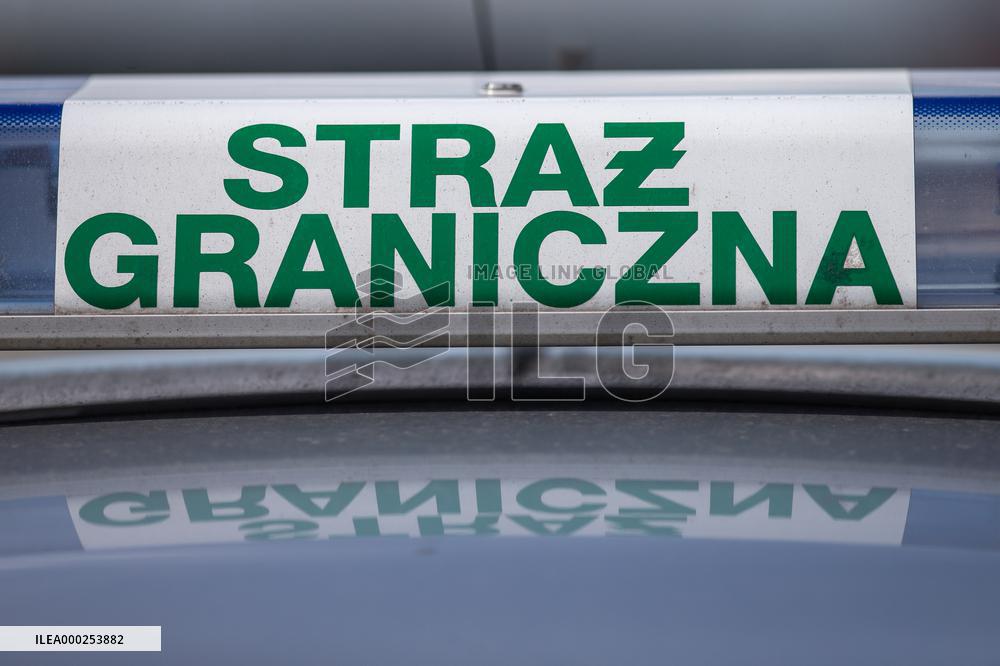 Border crossing Gorzycki, aid team, control, bus, car, highway