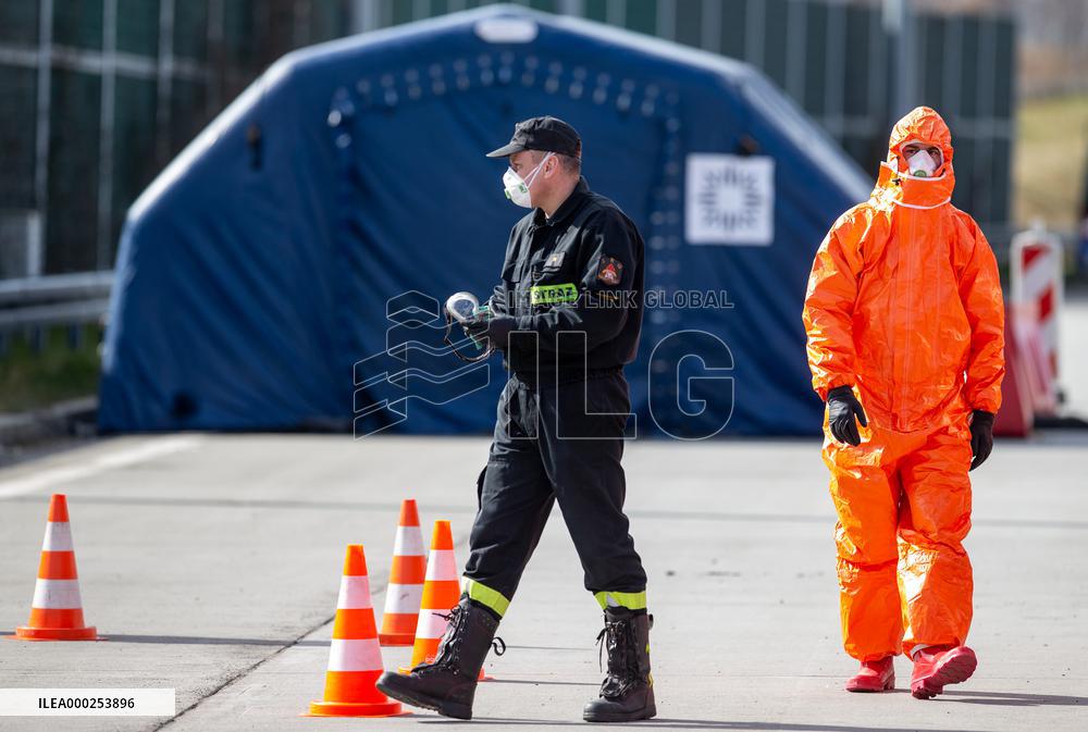 Border crossing Gorzycki, aid team, control, bus, car, highway