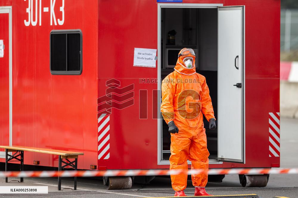 Border crossing Gorzycki, aid team, control, bus, car, highway