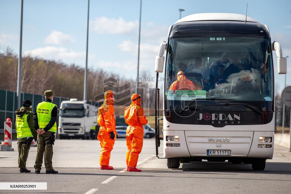 Border crossing Gorzycki, aid team, control, bus, car, highway
