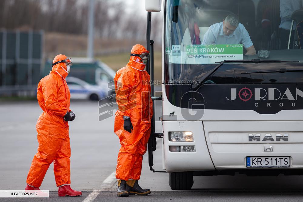 Border crossing Gorzycki, aid team, control, bus, car, highway